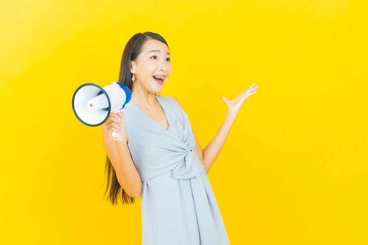 免費 Photo 美麗的年輕亞洲女人笑容的肖像 麥克風開著