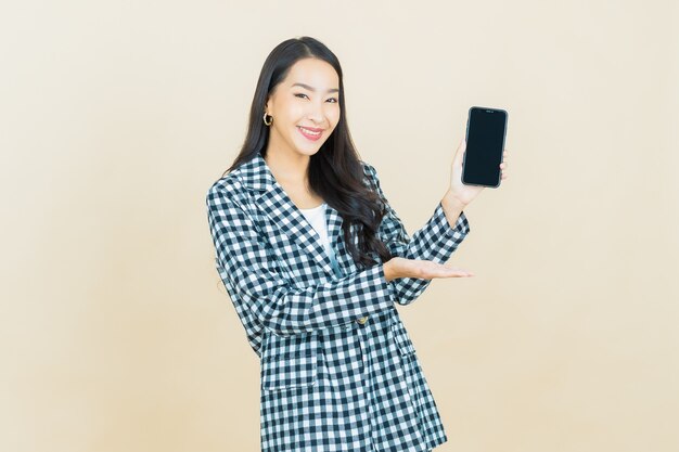 学校の背景 子供研究用品 灰色の灰色の木製の背景にデジタルタブレット画面 新しいオンライン教育webテクノロジーアプリケーションの描画 上面図のコピースペースを学習するため プレミアム写真 学校の背景 子供研究用品 灰色の灰色の木製の背景にデジタルタブレット画面 新しいオンライン教育webテクノロジーアプリケーションの描画 上面図のコピースペースを学習するため プレミアム写真