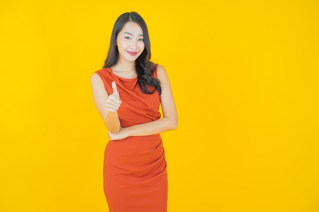 노란색에 초상화 아름 다운 젊은 아시아 여자 미소