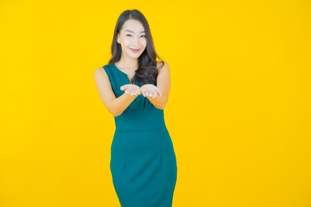 노란색에 초상화 아름 다운 젊은 아시아 여자 미소