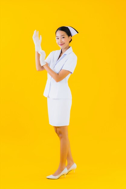 Перчатка носки медсестры красивой молодой азиатской женщины портрета тайская