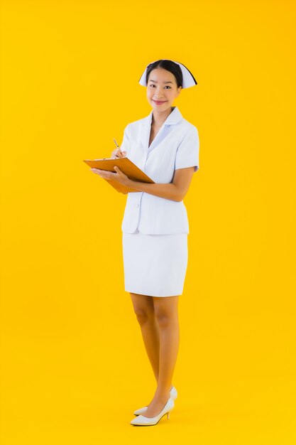 空のホワイトボードと美しい若いアジア女性タイの看護師の肖像画