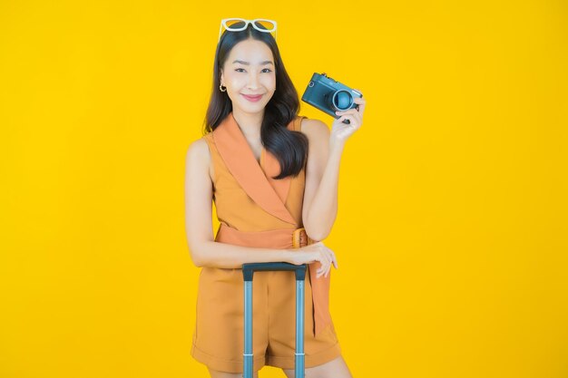 카메라를 사용하는 아름다운 젊은 아시아 여성의 초상화