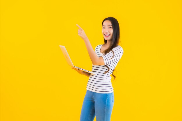 초상화 아름 다운 젊은 아시아 여자 사용 노트북