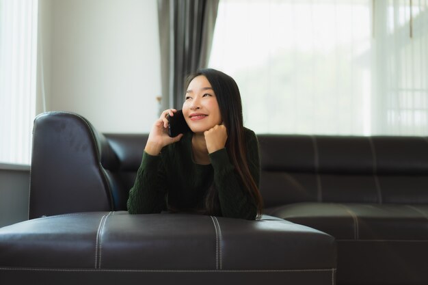 Мобильный телефон пользы женщины портрета красивый молодой азиатский умный
