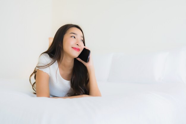 초상화 아름 다운 젊은 아시아 여자 사용 스마트 휴대 전화