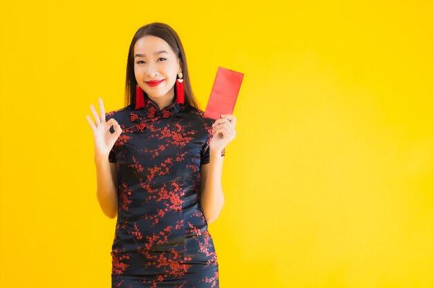 Портрет красивой молодой азиатской женщины носить китайское платье с анг пао или красное письмо с наличными