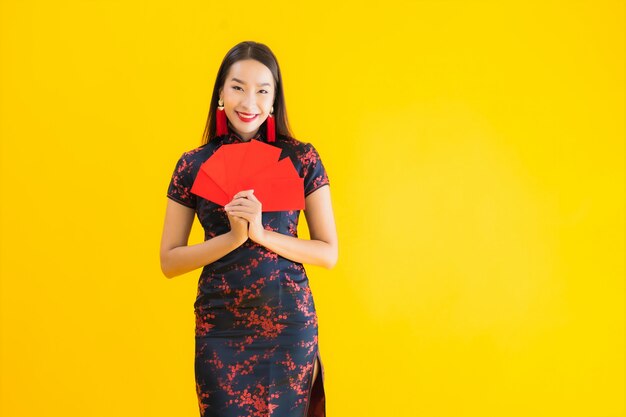 Портрет красивой молодой азиатской женщины носить китайское платье с анг пао или красное письмо с наличными