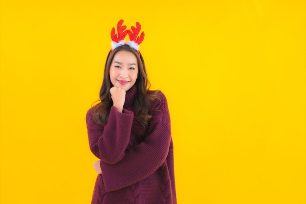 肖像画美しい若いアジアの女性はクリスマスの装飾のテーマを着用します