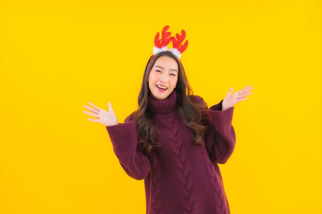 세로 아름 다운 젊은 아시아 여자 착용 크리스마스 장식 테마