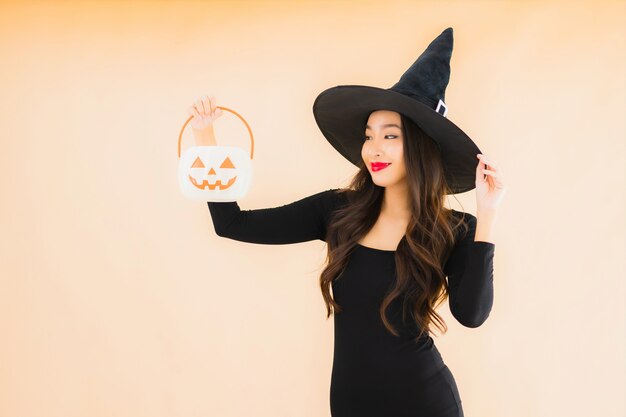 Foto gratuita bello giovane costume asiatico di halloween di usura della donna del ritratto