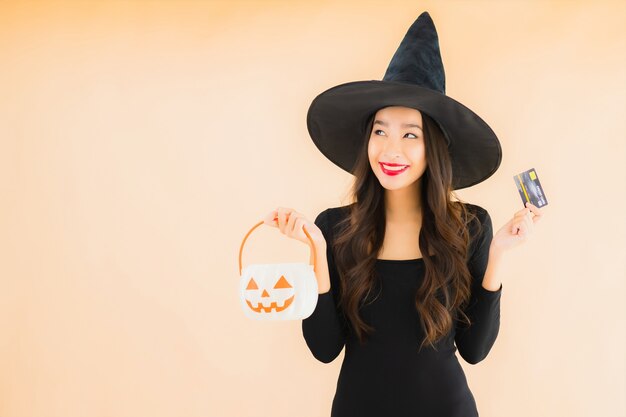 肖像画の美しい若いアジア女性はハロウィーンの衣装を着る