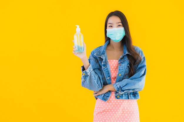 肖像画の美しい若いアジアの女性は、コロナウイルスやcovid19を保護するためのマスクを着用