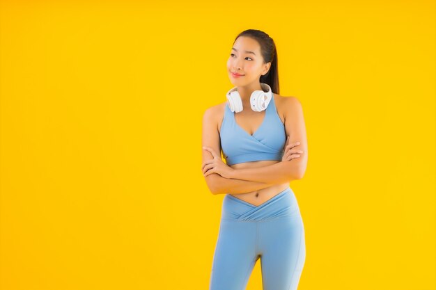 스마트 폰으로 초상화 아름 다운 젊은 아시아 여자 착용 스포츠 착용