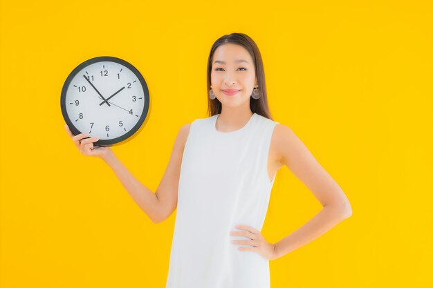 有警鐘或鐘的美麗的年輕亞洲女人肖像