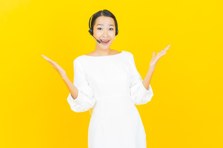 無料Photo 黄色のコールセンターカスタマーケアサービスセンターと肖像画の美しい若いアジアの女性