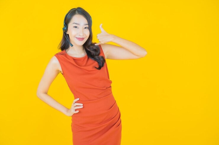 無料Photo 黄色のコールセンターカスタマーケアサービスセンターと肖像画の美しい若いアジアの女性