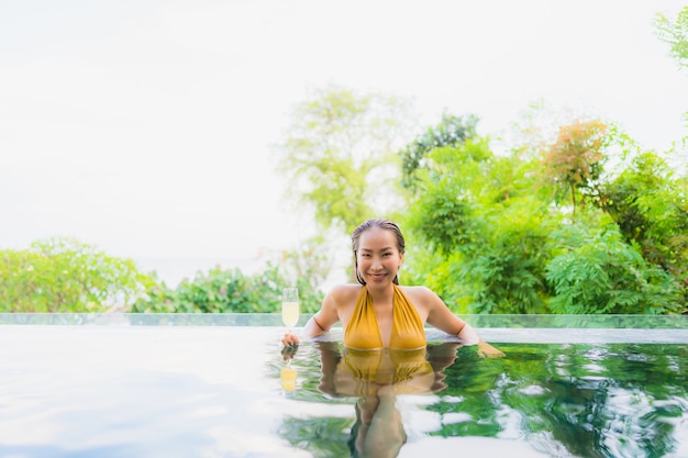 Free photo portrait beautiful young asian woman with champagne glass for relax leisure