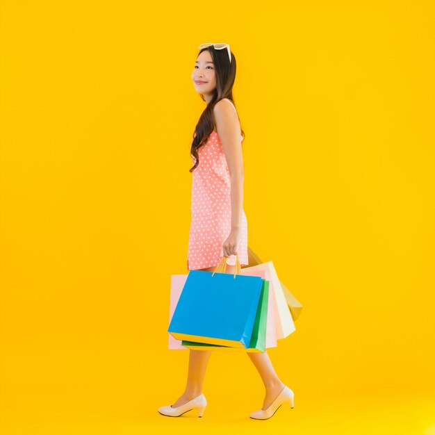 カラフルなショッピングバッグと美しい若いアジア女性の肖像画