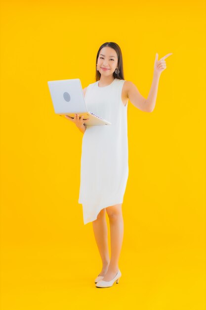 コンピューターのラップトップと肖像画の美しい若いアジア女性