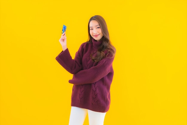 オンラインショッピングのクレジットカードで美しい若いアジアの女性の肖像画