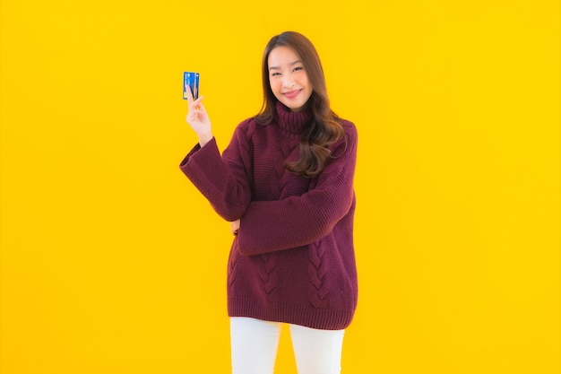 온라인 쇼핑을위한 신용 카드로 초상화 아름 다운 젊은 아시아 여자