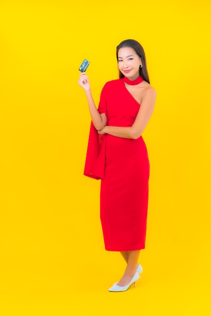 신용 카드와 초상화 아름 다운 젊은 아시아 여자