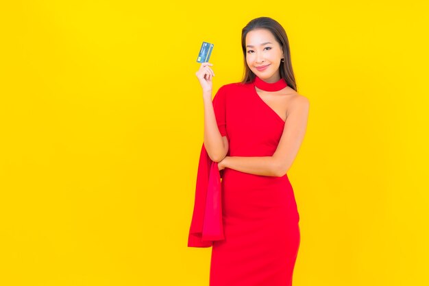 Женщина портрета красивая молодая азиатская с кредитной картой