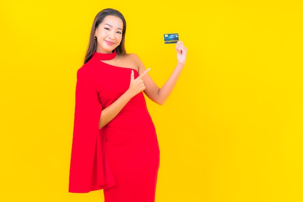 クレジットカードで美しい若いアジアの女性の肖像画
