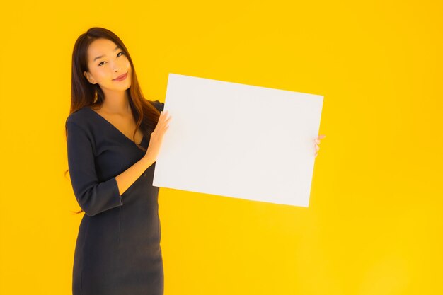 Женщина портрета красивая молодая азиатская с пустым плакатом