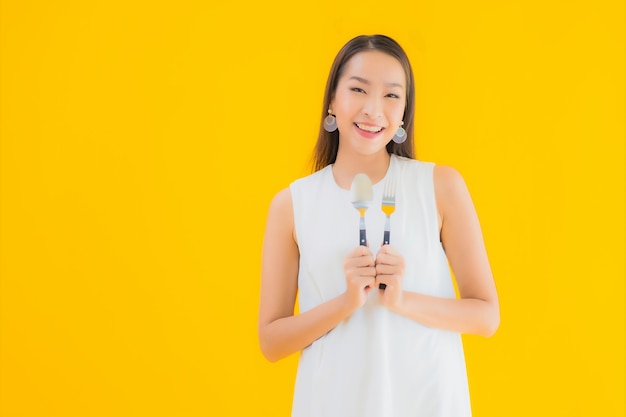 Free photo portrait beautiful young asian woman with fork spoon