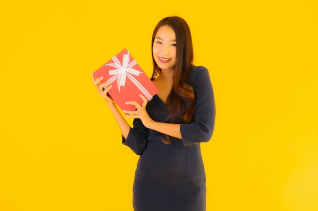 세로 giftbox와 아름 다운 젊은 아시아 여자