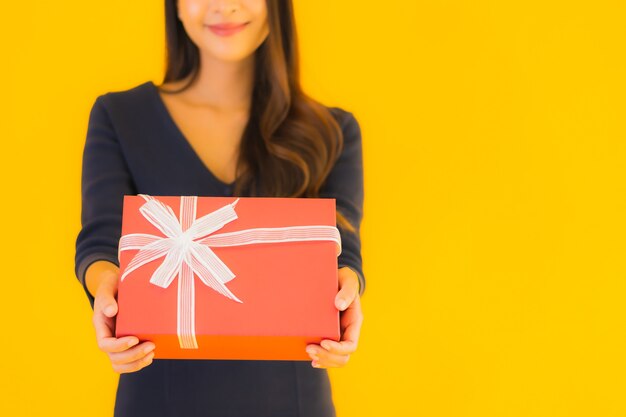 Portrait beautiful young asian woman with giftbox