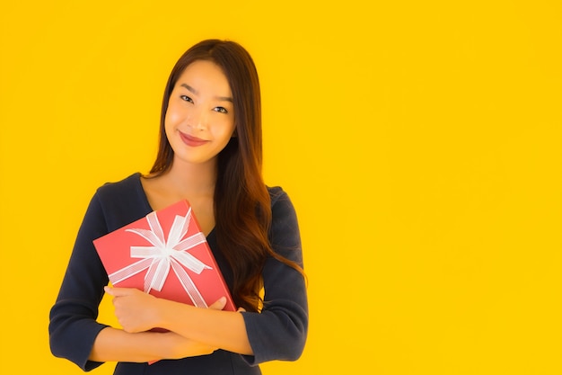 Bella giovane donna asiatica del ritratto con giftbox