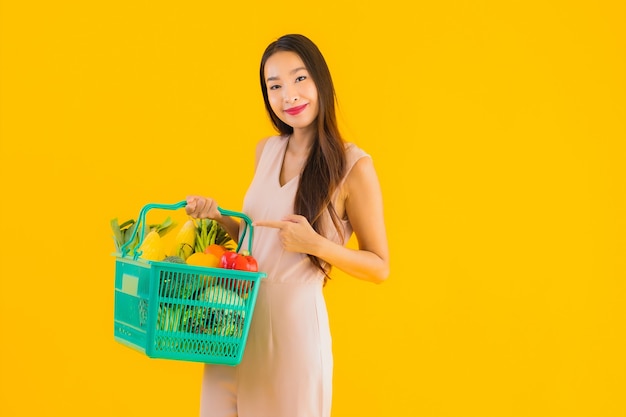 Free photo portrait beautiful young asian woman with grocery basket shopping bag