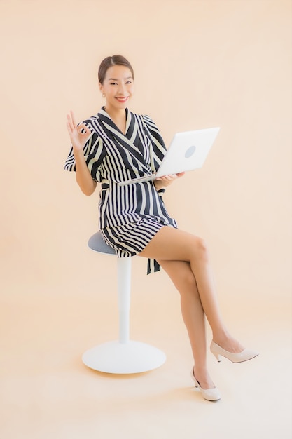 Портрет красивая молодая азиатская женщина с ноутбуком или компьютером