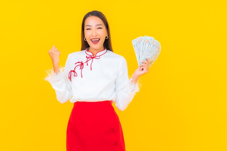 免費 Photo 画像美丽的年轻亚洲女人有很多现金和钱在黄色