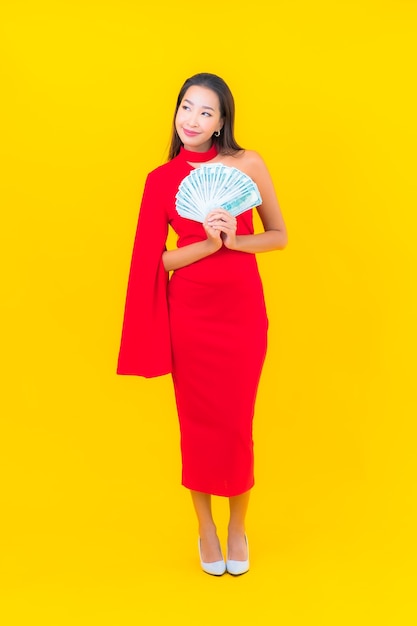 현금과 돈을 많이 가진 초상화 아름 다운 젊은 아시아 여자