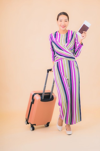 수하물 여권 및 탑승권 색상 여행에 대한 준비가 세로 아름다운 젊은 아시아 여자