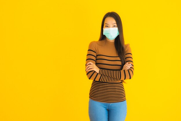 Портрет красивая молодая азиатская женщина с маской во многих действиях для защиты от коронавируса или covid19