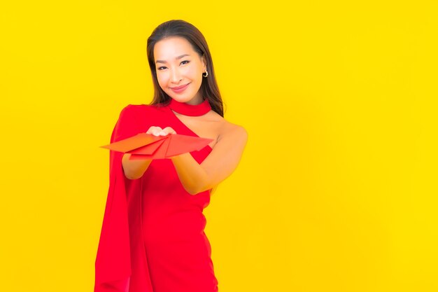 빨간 봉투 편지와 초상화 아름 다운 젊은 아시아 여자
