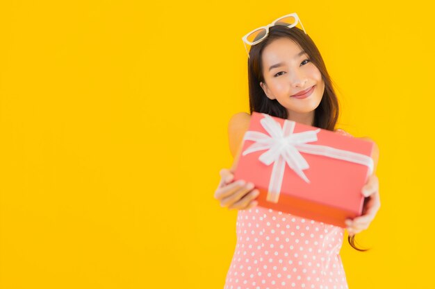 빨간 선물 상자 세로 아름 다운 젊은 아시아 여자