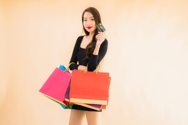 ショッピングバッグと美しい若いアジア女性の肖像画