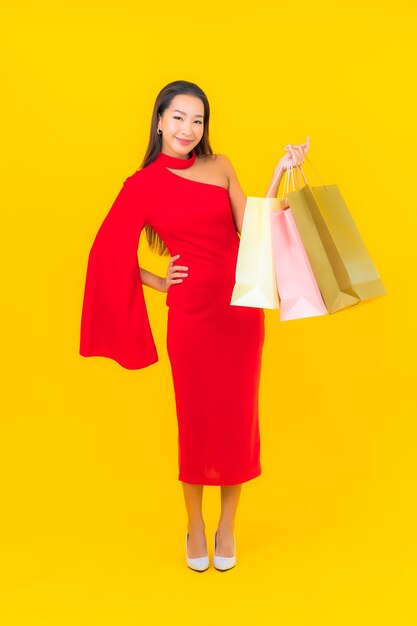 세로 쇼핑백과 아름 다운 젊은 아시아 여자