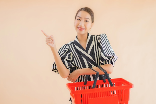 Free photo portrait beautiful young asian woman with shopping basket