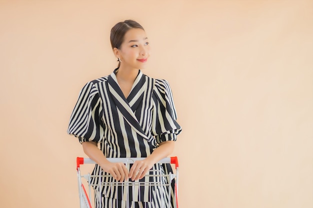 ショッピングカートと美しい若いアジア女性の肖像画