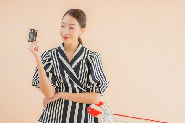 ショッピングカートと美しい若いアジア女性の肖像画