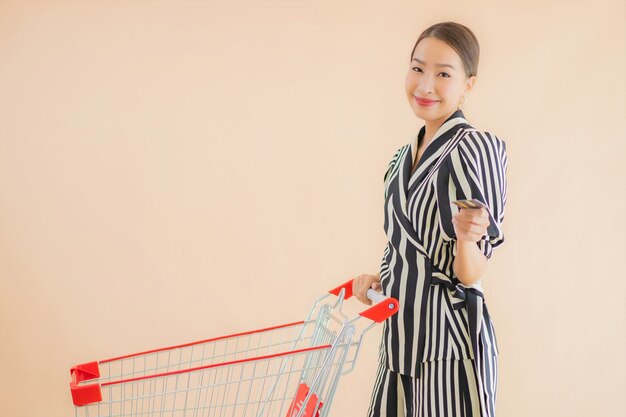쇼핑 카트 세로 아름 다운 젊은 아시아 여자
