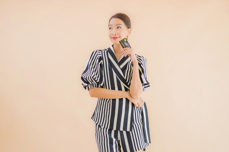 無料Photo スマート携帯電話を持つ美しい若いアジア女性の肖像画