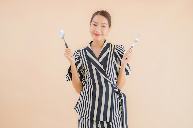 無料Photo スプーンとフォークで美しい若いアジア女性の肖像画